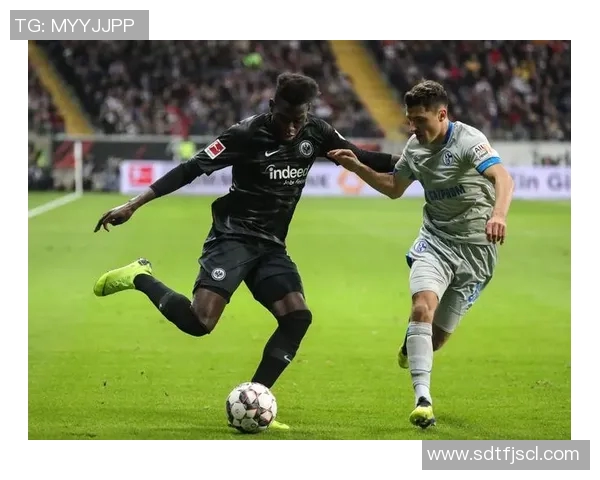 德甲中下游球队陷入动荡法兰克福击败沙尔克04势不可挡